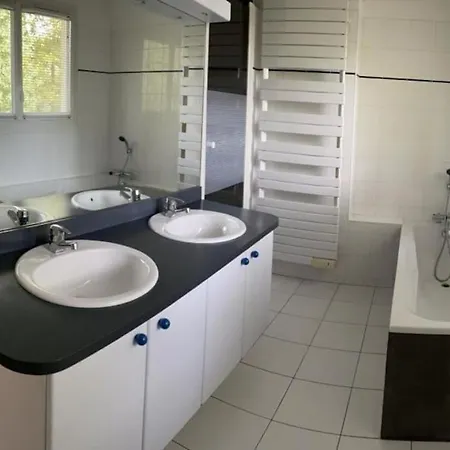 Grande Maison Avec Piscine Couverte Et Jacuzzi *