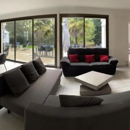 Grande Maison Avec Piscine Couverte Et Jacuzzi *
